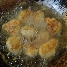 Panaskan minyak, ambil 1 sdm adonan. Goreng hingga matang.
