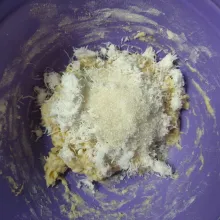 Masukkan kelapa parut, gula pasir, dan garam.