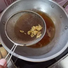 Setelah mendidih, saring dan sisihkan bawang putihnya.
