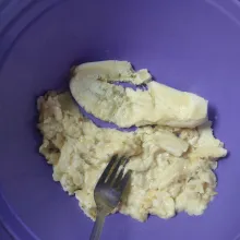 Kupas pisang, haluskan.