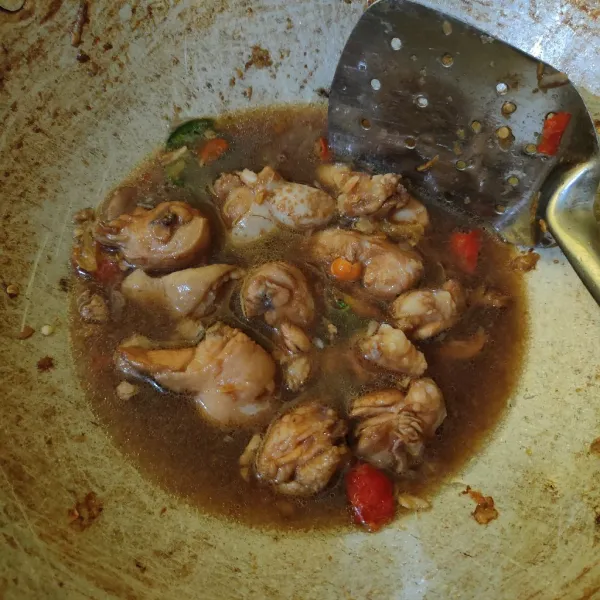 Masukkan air, kaldu bubuk dan gula pasir. Masak hingga mendidih, tes rasa (masak menggunakan api sedang cenderung kecil).