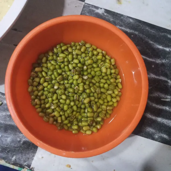 Rendam kacang hijau semalaman.