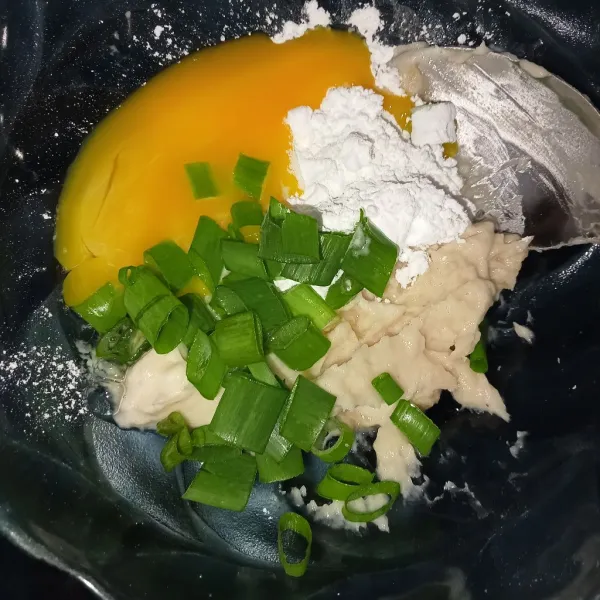 Masukkan ayam halus kedalam mangkuk tambahkan tapioka, kuning telur, garam, kaldu jamur dan bawang prei.