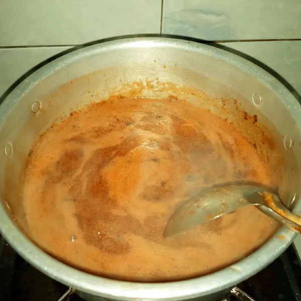 Masak nutrijell cokelat bersama air dan gula sampai mendidih. Matikan api.