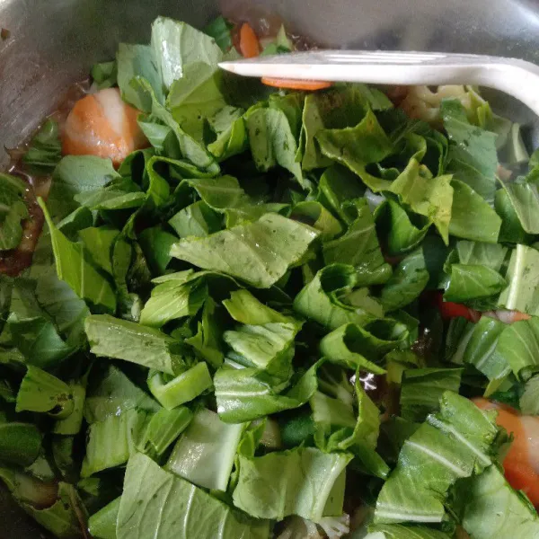 Masukkan daun pokcoy di akhir, masak sampai semua sayur matang.