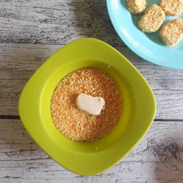 Balur tofu dengan tepung panir sampai rata.