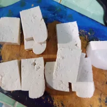 Potong tahu sesuai selera.
