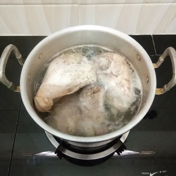 Rebus dada ayam dengan air hingga matang.