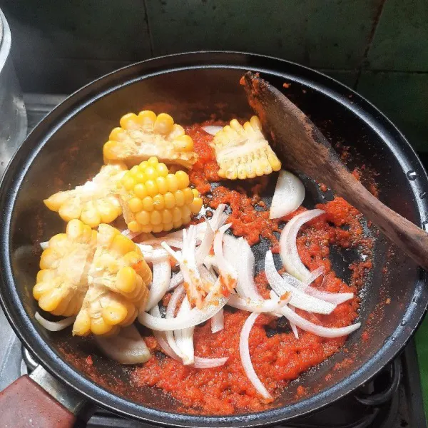 Setelah bumbu matang tambahkan bawang bombai dan jagung manis jangan lupa tambahkan sedikit air agar jagung matang.