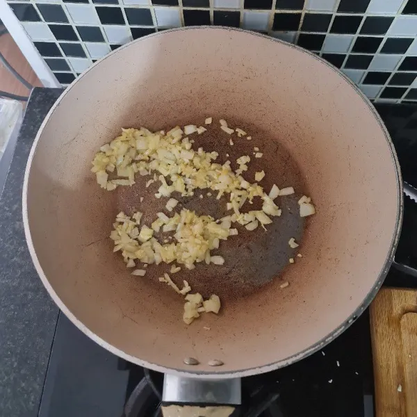 Tumis bawang dengan mentega hingga harum.
