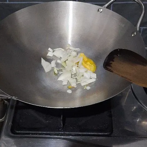 Panaskan margarin tumis bawang bombai hingga wangi.