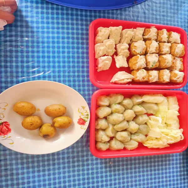 Masukkan adonan ke dalam tahu.