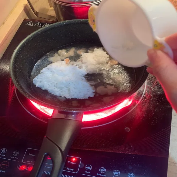 Masukkan nasi, masak sampai air menyusut (kalau anaknya masih bubur encer, gak usah sampai susut banget airnya).