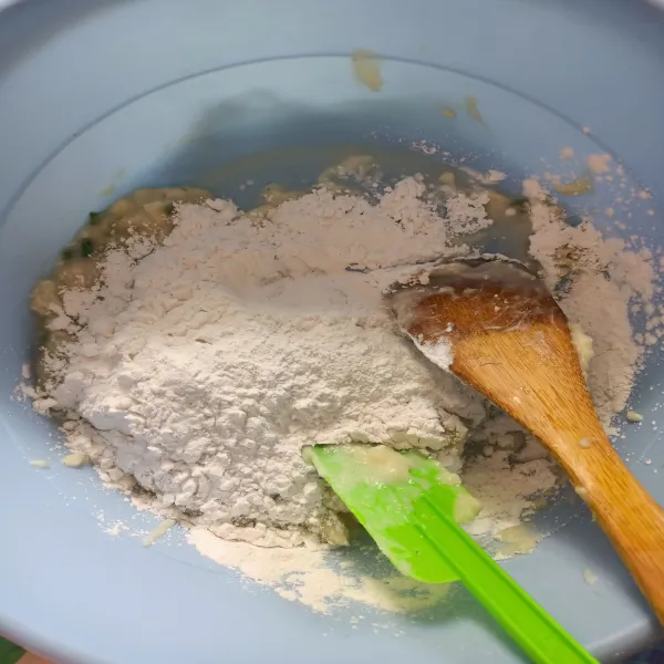 Setelah adonan matang, masukkan tepung tapioka.