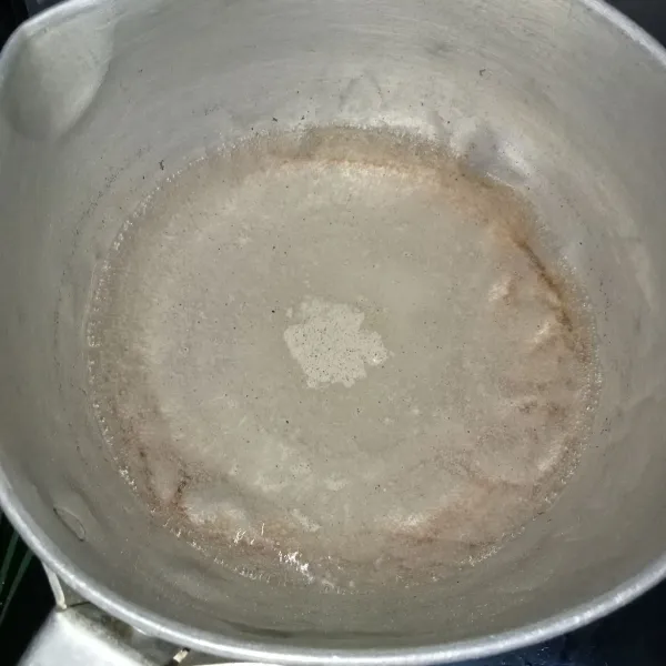 Rebus air untuk kuah, masukkan bawang putih, lada, garam dan kaldu jamur aduk rata.