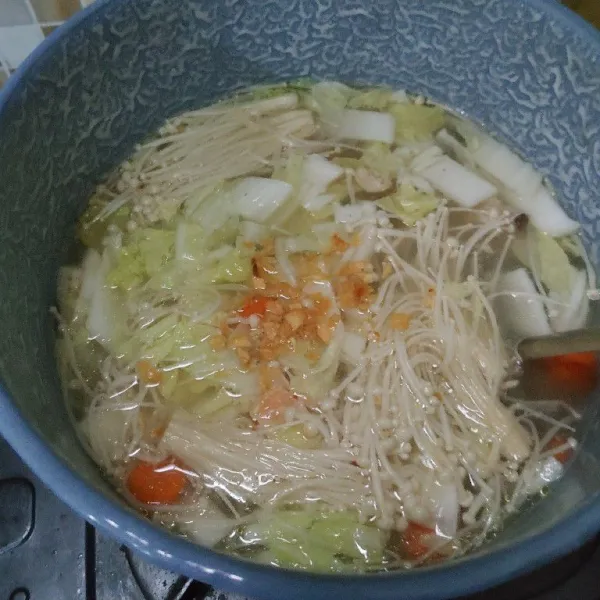Koreksi rasanya, terakhir agar supnya harum masukkan bawang putih goreng. Sajikan.