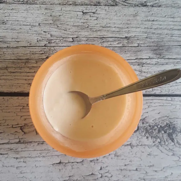 Larutkan tepung bumbu dengan air.