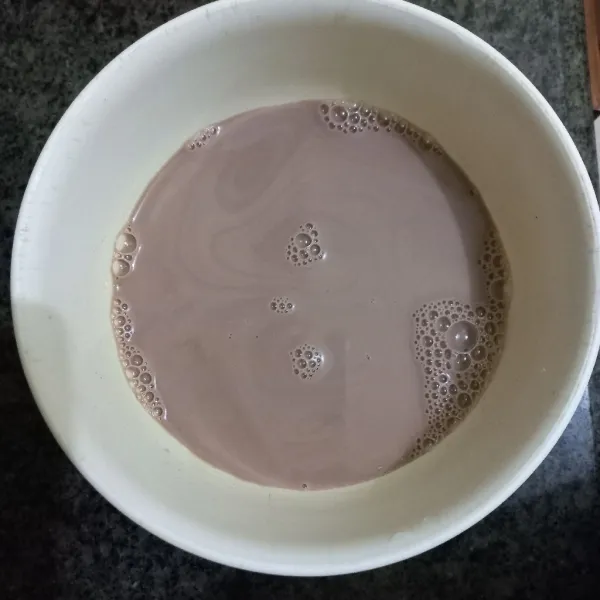 Siapkan susu cokelat cair.
