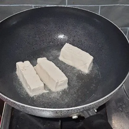 Goreng tahu hingga berkulit.