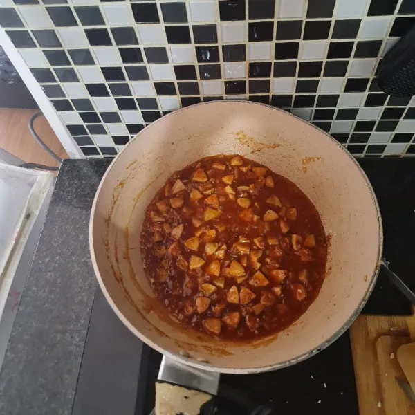 Masukkan semua bahan saus. Tuangkan saus bolognese ke atas mir.