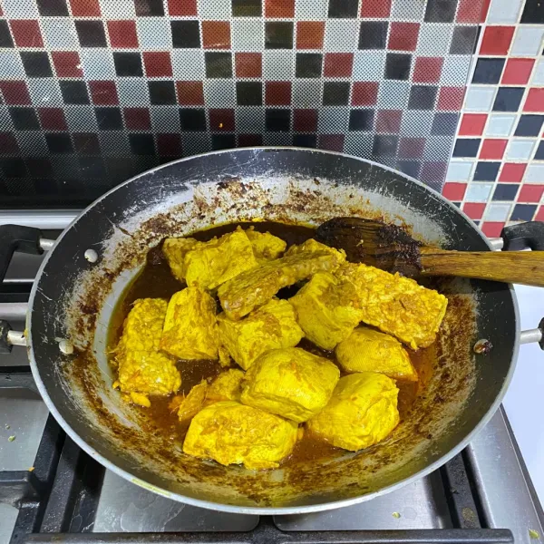 Masukkan tahu dan tempe yang sudah di ungkep dengan bumbu ungkep.