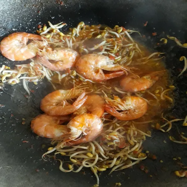 Masukkan udang goreng.