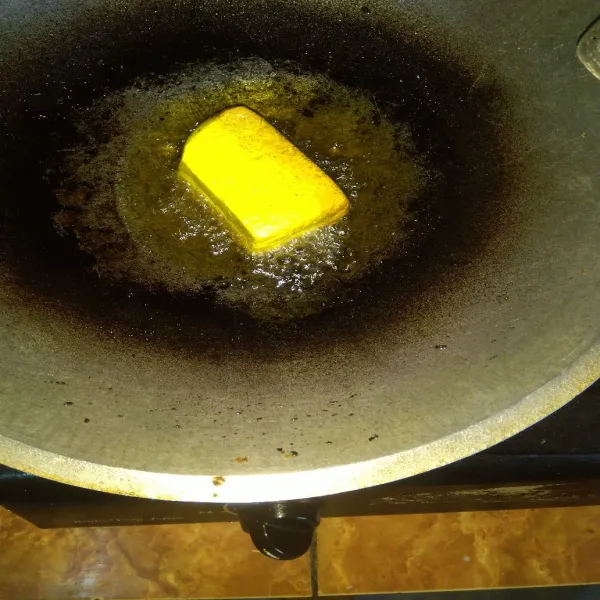 Panaskan secukupnya minyak, goreng tahu kuning sampai matang, angkat, tiriskan.