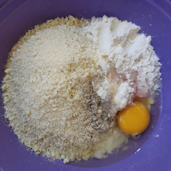 Masukkan tepung roti, tepung terigu, telur, kaldu bubuk, garam dan lada bubuk.