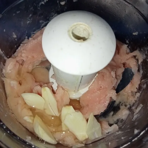 Haluskan ayam kemudian masukkan bawang putih dan putih telur, haluskan kembali dengan food processor.
