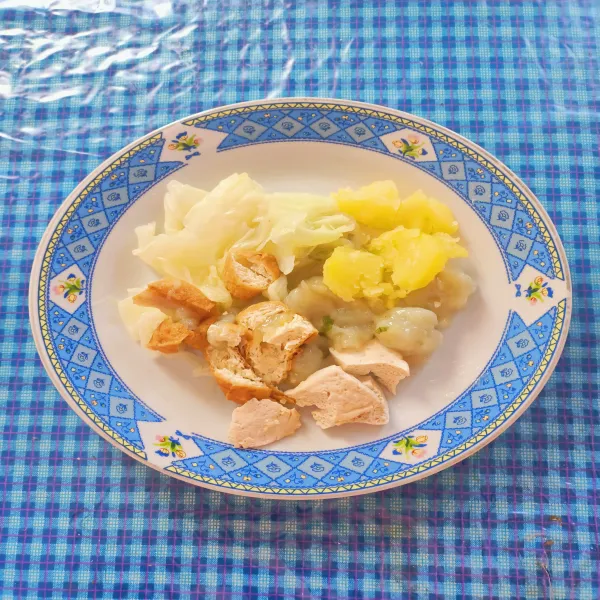 Sajikan ke piring lalu potong-potong.