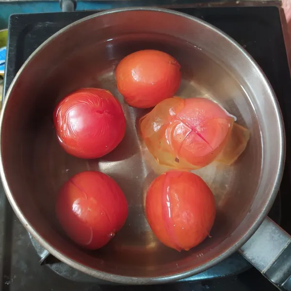 Rebus tomat, kupas kulitnya kemudian blender dan saring.