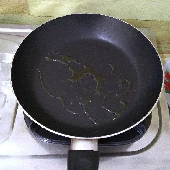 Panaskan wajan anti lengket yang sudah diolesi minyak goreng / margarin (sesuaikan dengan selera).