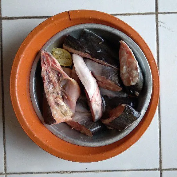 Potong ikan patin menjadi beberapa bagian. Cuci bersih ikan patin lalu kucuri dengan jeruk nipis lalu sisihkan.