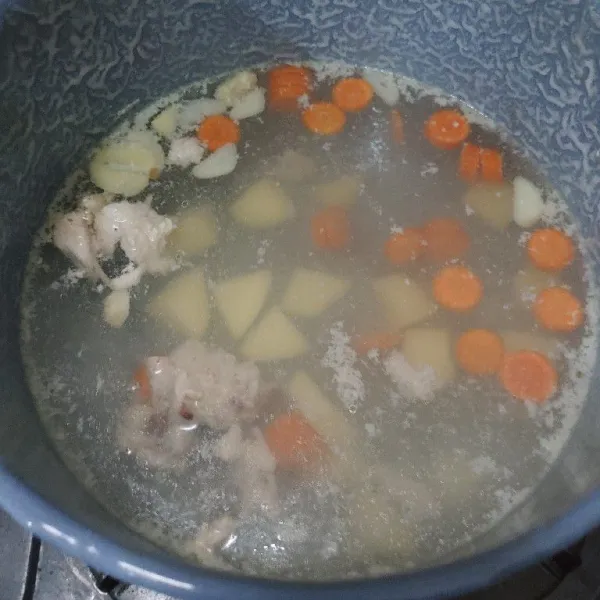 Setelah kuah harum, masukkan terlebih dahulu kentang dan wortel. Masak hingga kentang dan wortel empuk.