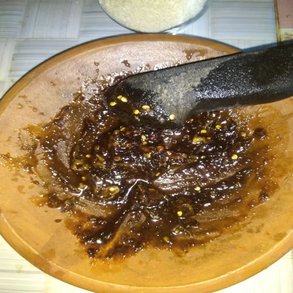 Letakkan di atas cobek, ulek bersama cabe dan petis udang, tambahkan gula merah. Haluskan.