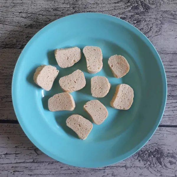 Potong-potong tofu dengan ketebalan 1 cm.