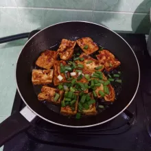Tambahkan daun bawang, masak sebentar saja. Angkat dan sajikan dengan taburan wijen.