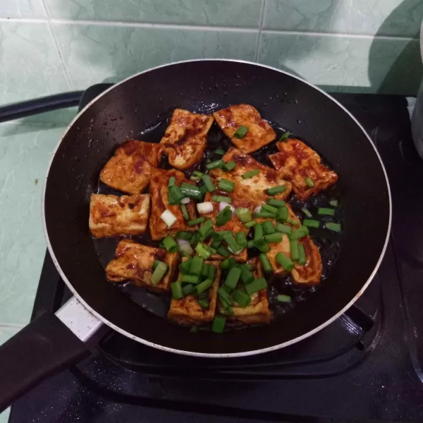 Tambahkan daun bawang, masak sebentar saja. Angkat dan sajikan dengan taburan wijen.