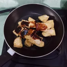 Masukkan tahu dalam fry pan lalu tuang saus, masak hingga tercampur rata.