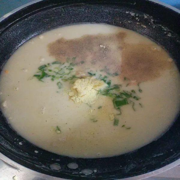 Masukkan tepung terigu, air, garam, penyedap rasa, merica dan daun bawang.