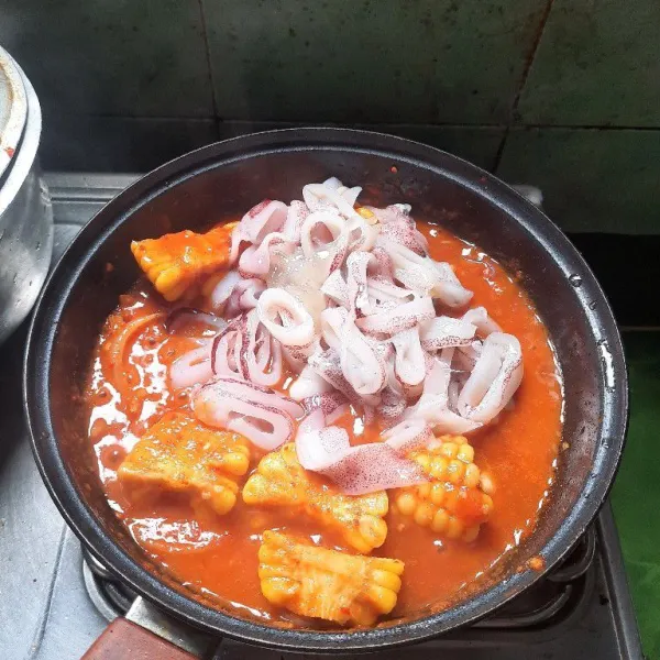 Masukan cumi yang sudah dipotong masak sampai cumi matang dan siap untuk disajikan.