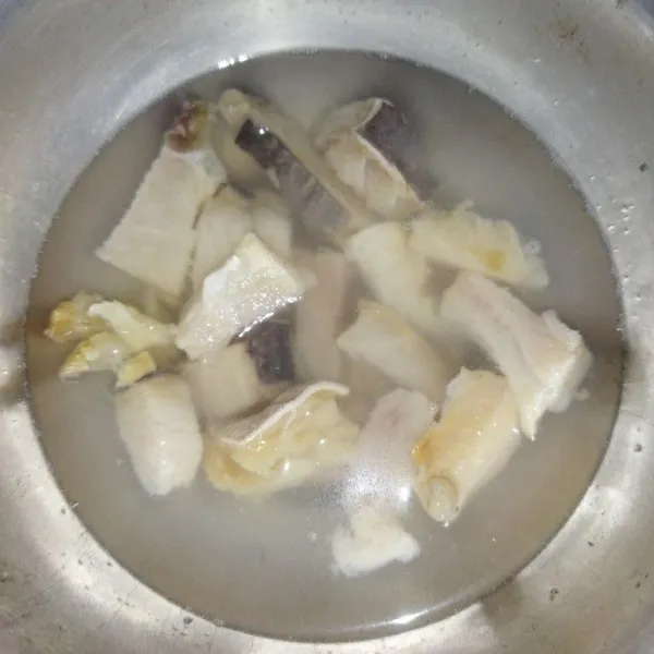 Potong-potong ikan asin jambal sesuai selera lalu rendam dengan air hangat sekitar 10 menit, bilas lalu goreng.