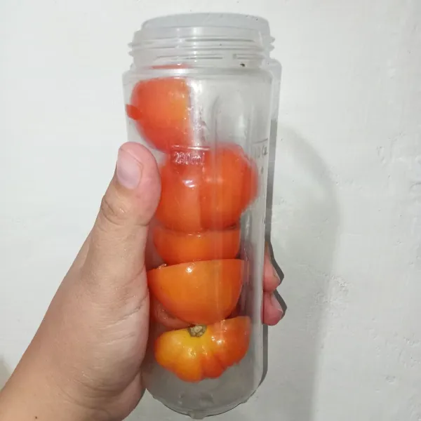 Masukkan tomat kedalam mini blender.