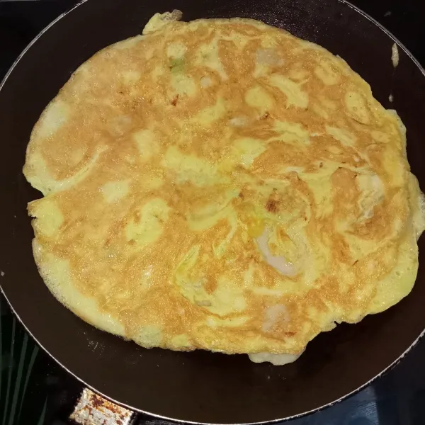 Panaskan minyak secukupnya lalu tuang telur ke dalam teflon kemudian goreng hingga matang kuning keemasan, angkat dan tiriskan. Sajikan