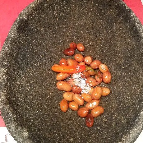 Siapkan kacang goreng, cabe, garam.