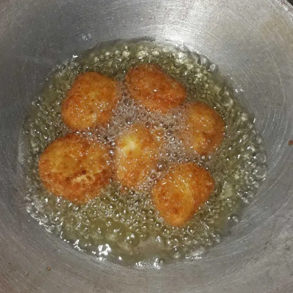 Goreng tofu dengan api sedang sampai matang dan berwarna keemasan. Angkat lalu sajikan.