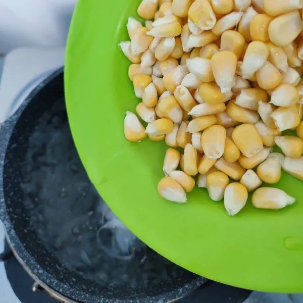 Masukkan jagung pipil, rebus hingga empuk dan matang.