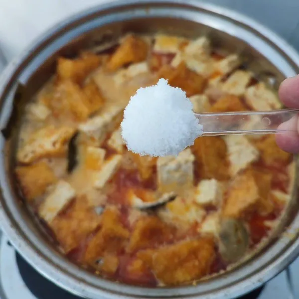 Bumbui dengan garam, gula, merica bubuk dan kaldu jamur. Koreksi rasa.