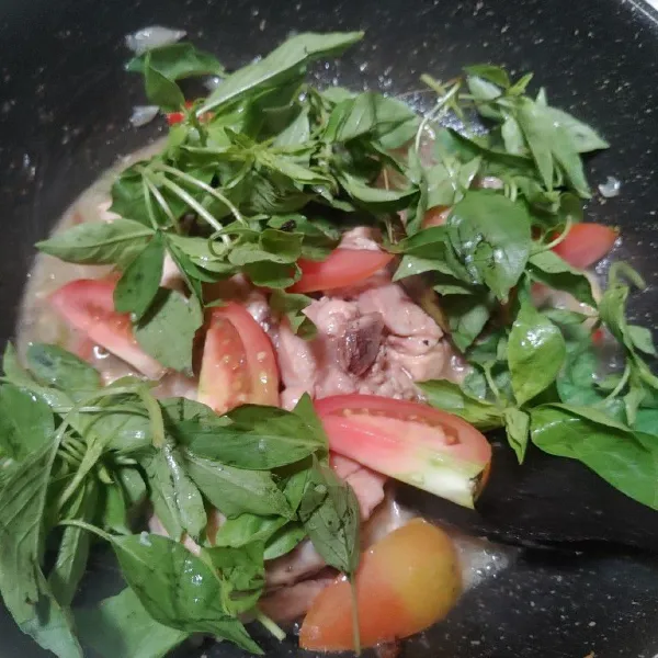 Masak ayam hingga kuahnya menyusut, lalu masukan irisan tomat dan kemangi. Aduk rata, angkat dan sajikan.