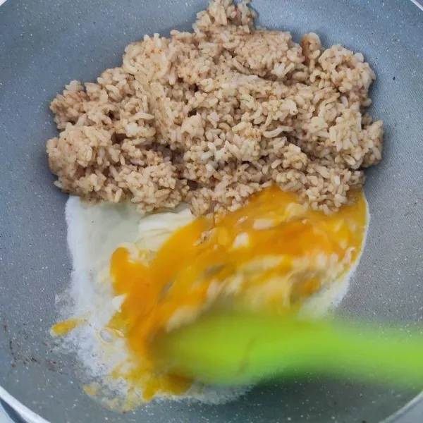 Sisihkan ke tepi, masukkan telur ayam. Biarkan sebentar, kemudian orak-arik, campur dengan nasi.